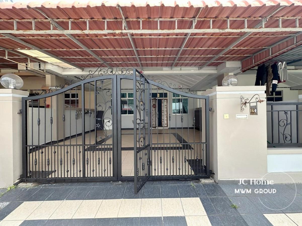 Bukit Indah 6pax Small Gathering House Bbq
